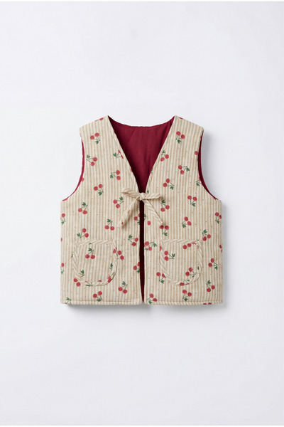 Magu Детска памучна жилетка в бежово с черешови мотиви и връзки отпред