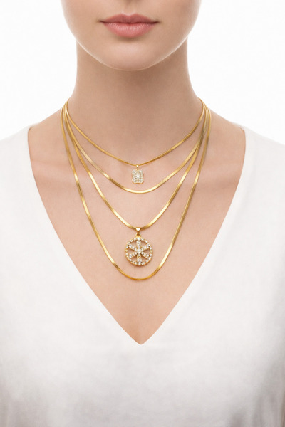 femline قلادة نسائية ذهبية اللون بثلاث طبقات من الأحجار اللامعة