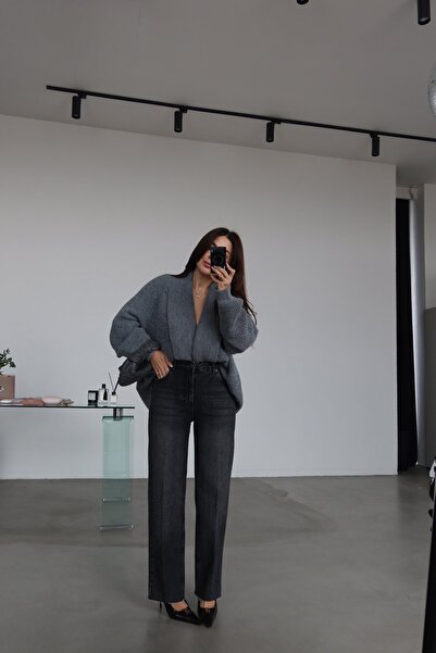 Özge Özgenç Straight Fit Jeans with Cut-Off Hem and Stonewashed Finish