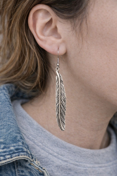 HER ŞEY NOTA www.herseynota.com فري فيذر سبيريت - أقراط متدلية فضية اللون للج...