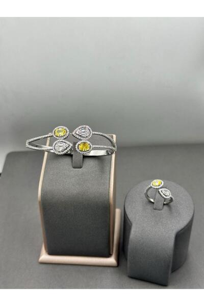 Treasures A jewelry set consisting of a bracelet and a ring