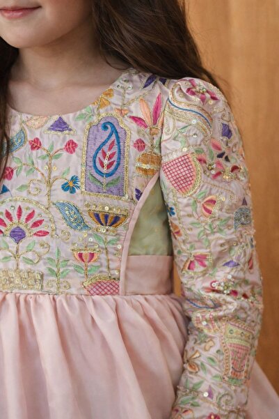 La reina petite Silk dress with distinctive embroidery for girls