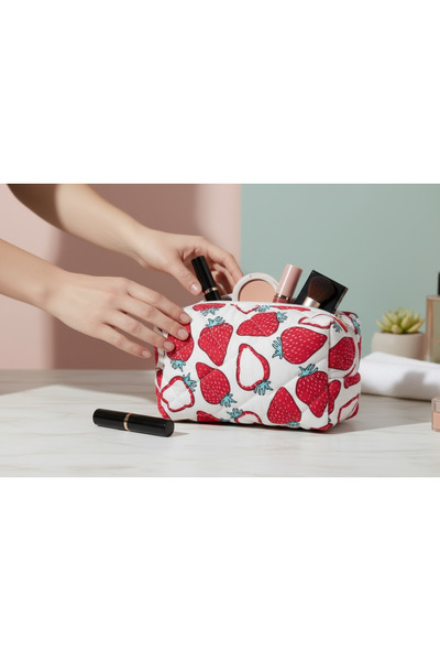 Bestway ve Diğeri حقيبة مبطنة منفوشة بنقشة الفراولة للمكياج ومستحضرات التجميل