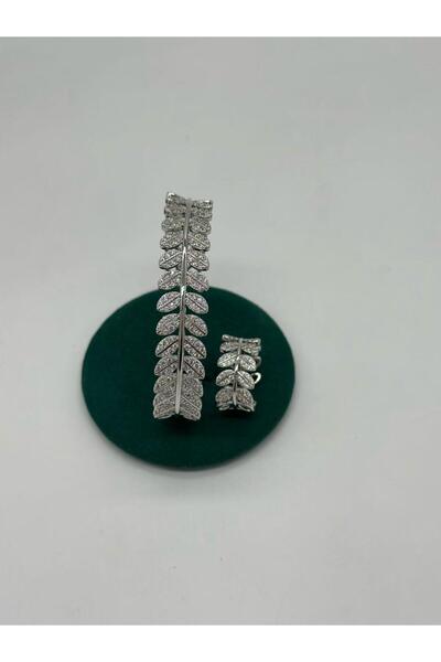 Treasures A jewelry set consisting of a bracelet and a ring