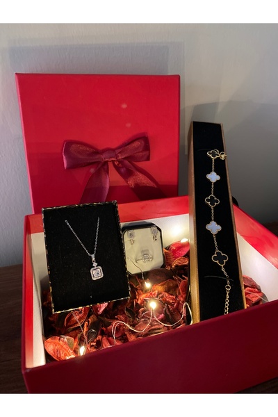 Hediye Kutusu Işıklı Set Kutusunda Gümüş Renk Kolye Küpe Yüzük Yonca Bileklik