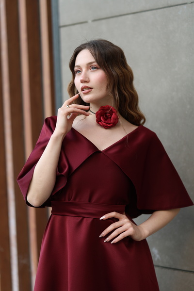 SEVGİHELLAÇ VERA Kadın Pelerinli Bordo Midi Boy Kloş Abiye Elbise