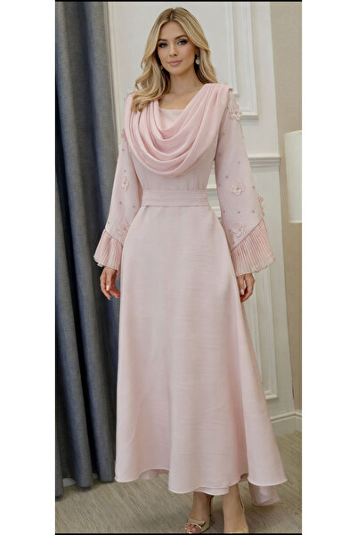 AREEJ FASHION A long evening dress with soft and feminine details.