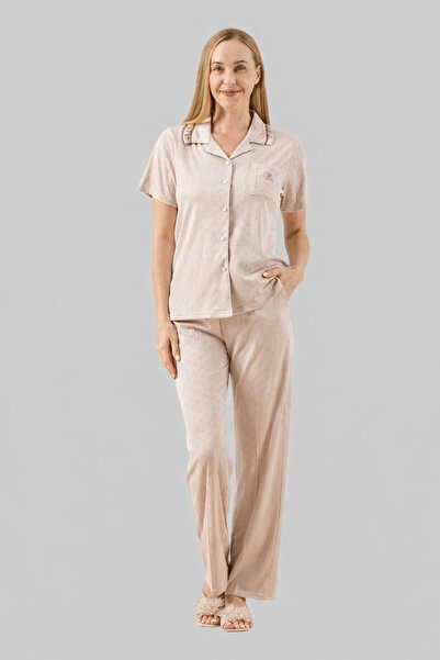 MSBB This pajama set comes in a modern design with front buttons and an elega...