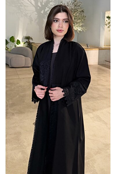 VELORA عباية رهف السوداء نص كلوش بتطريز ناعم ولمسة فاخرة