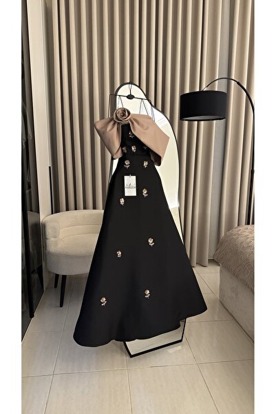 Nareen Fashion An elegant dress with a sophisticated design that combines sim...