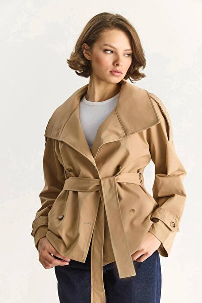 PINTORE Kadın Taba Kısa Trençkot – Kuşaklı Düğme Detaylı Mevsimlik Mont