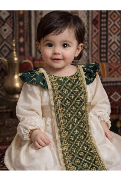 La reina petite Traditional dress - off-white and green - with gold embroidery