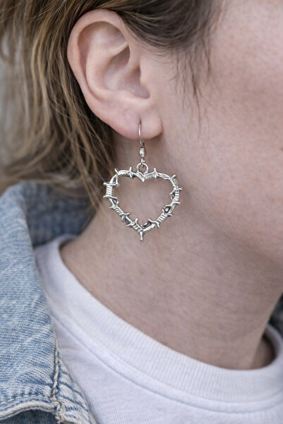 HER ŞEY NOTA www.herseynota.com قلادة على شكل قلب مزخرف بالشوك - قلادة فضية ا...