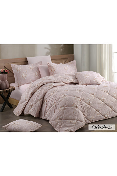 Noomi مفرش سرير قطن تركي فاخر وردي – نفرين | 8 قطع تصميم زهري أنيق