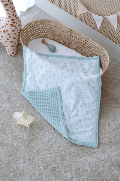 Tuğba Kuğu Double-Sided Baby Blanket, 100% Cotton Waffle Pique - Blue Dainty Bow