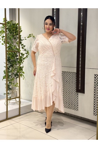 live forever فستان سهرة بمقاس كبير وياقة مزدوجة الصدر مع تفاصيل من الدانتيل