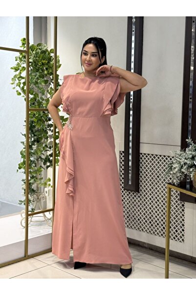 live forever فستان سهرة طويل بمقاس كبير مع تفاصيل بروش وشق جانبي