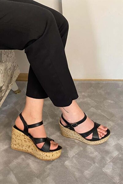 Difolia أحذية وصنادل نسائية سوداء ذات حزام متقاطع ونعل عالي من الفلين K-900