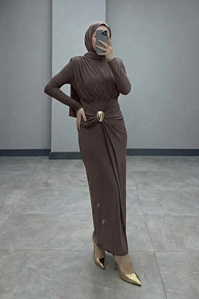 InStyle فستان من فرو المنك بتفاصيل بروش وتفاصيل مطرزة