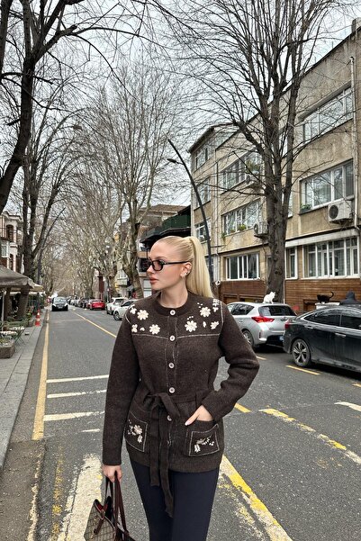 lizge giyim سترة تريكو مطرزة بتصميم متباين من مزيج الصوف مع حزام