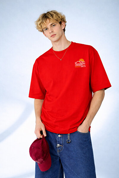 caddekombin Tricou roșu cu design grafic dreptunghiular în tonuri de albastru...