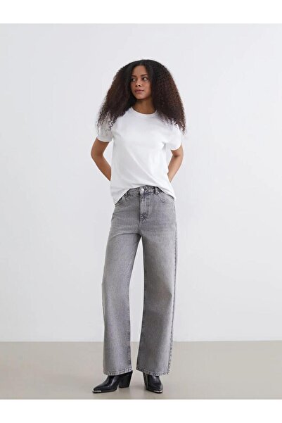 LC Waikiki artı-store Wideleg fit; εφαρμόζει στη μέση και στον γοφό, και στεν...