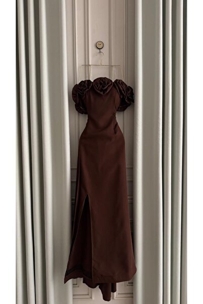 Model Leyna Retaj dress