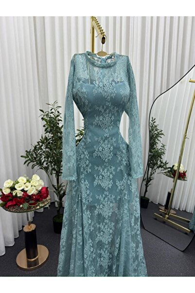 Model Leyna Lareen dress