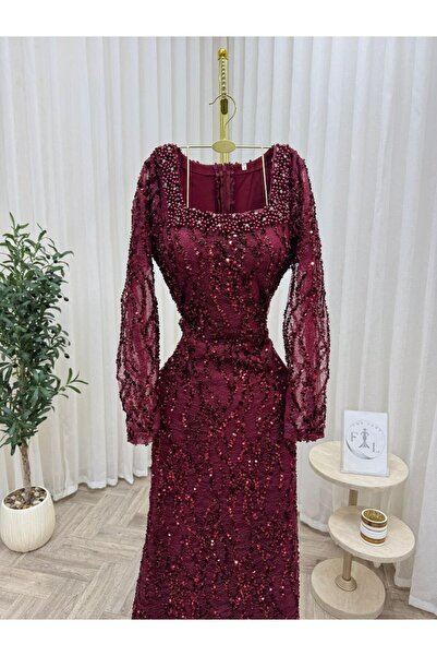 Farah Fashion A captivating and feminine evening gown, designed in a stunning...