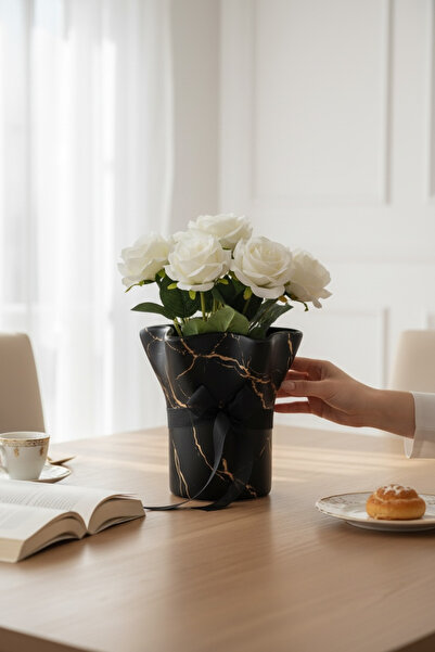 LALEZEN HOME Ceramic Ruffle Model Vase