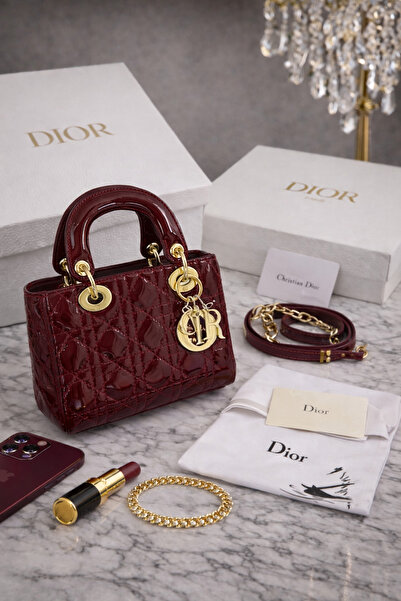 BARAQA Mini patent leather handbag in burgundy with a gold chain