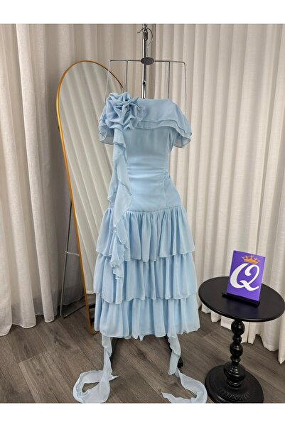 Model Leyna Hanouf's dress