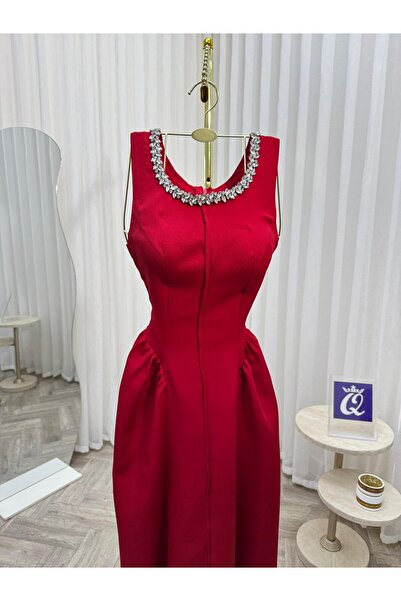 Model Leyna Jumana's crimson dress