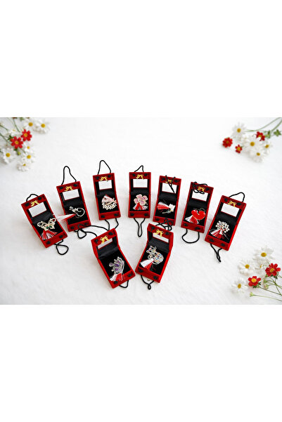 OEM Offer 9 mixed model brooches 5 cm in a red box with black cord 10x7 cm