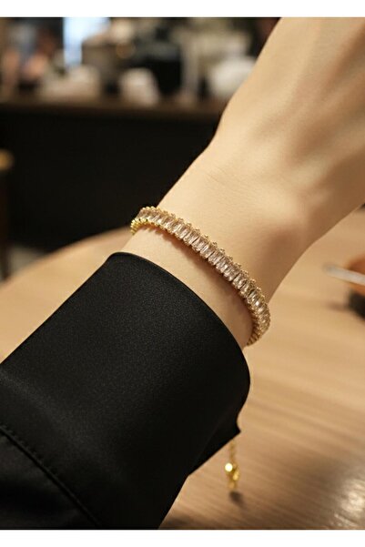 Duke Nickle سوار نسائي من الفولاذ بلون ذهبي وحجر الباجيت بتصميم أنيق وعصري