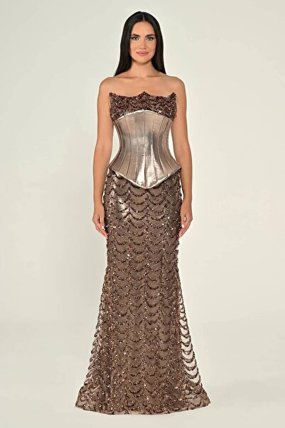 ALFABETA فستان سهرة لامع بتفاصيل مشدودة - مجموعة تصميمات خاصة