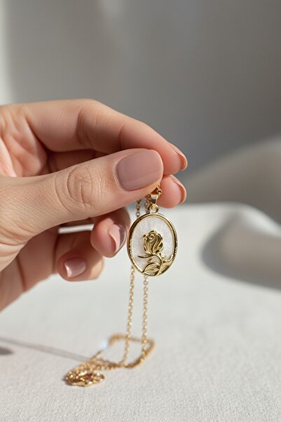 Pisidesa سلسلة أنتيك جولد روز - قلادة بتصميم خاص مطلية بالذهب مع زخرفة على شك...