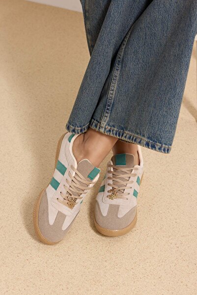 TRENDYOL SHOES Beigefarbener Damen-Sneaker mit Charm-Detail TAKSS26SN00002