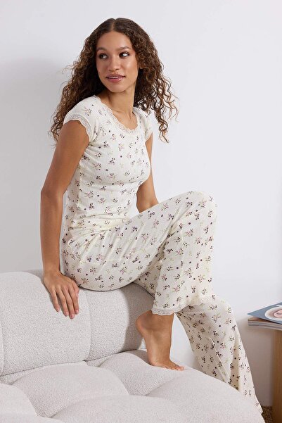 ترينديول كوليكشن طقم بيجامة محبوكة بتفاصيل دانتيل زهرية قماش مجدّل /Pointel T...