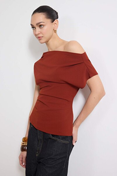 ترينديول كوليكشن بلوزة محبوكة بياقة غير متماثلة وتفاصيل مطوية/منسدلة من القرف...