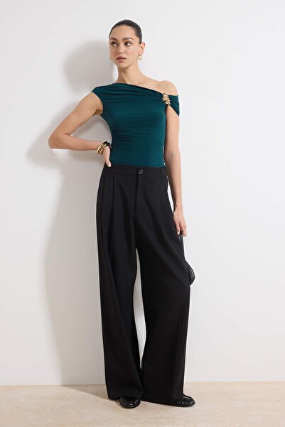 Trendyol Collection Ελαστική πλεκτή μπλούζα με ασύμμετρο λαιμόκοψη και λεπτομ...