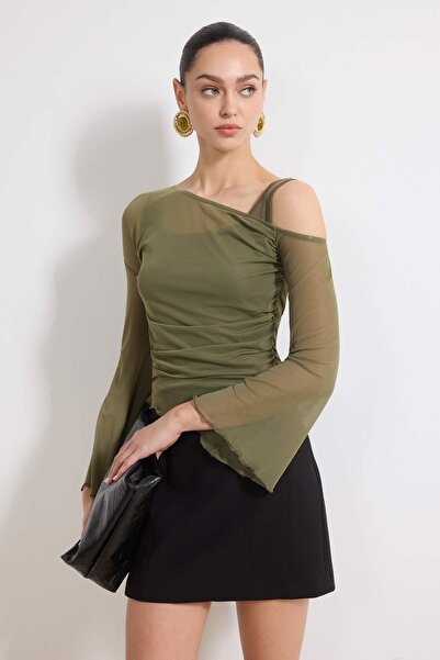 Trendyol Collection Haki Прилепваща/обгръщаща тялото асиметрична блуза с двой...