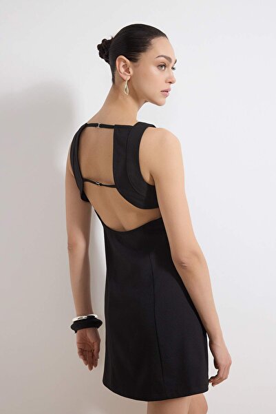 Trendyol Collection Μαύρο κοντό / μίνι υφαντό φόρεμα με λεπτομέρεια στην πλάτ...