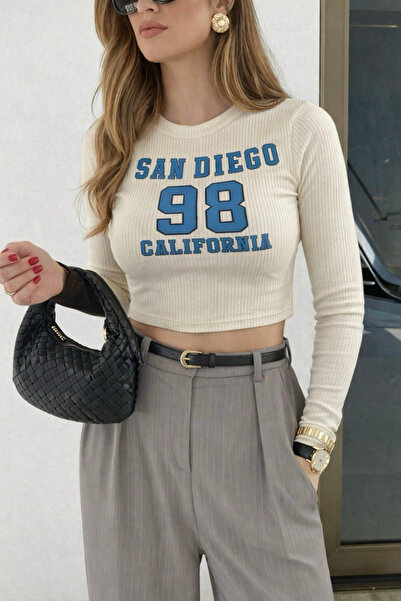 oshebu Crop Top alb - mânecă lungă, design cu nervuri, imprimat în față