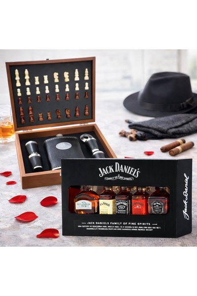 velve Set GivesDrink's pentru barbati, piese sah, plosca, 4 pahare, selectie ...