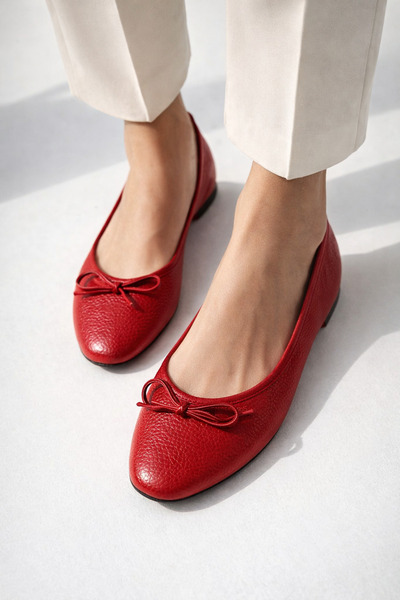 Arzillo حذاء باليرينا نسائي من الجلد الطبيعي باللون الأحمر مع فيونكة من Velina