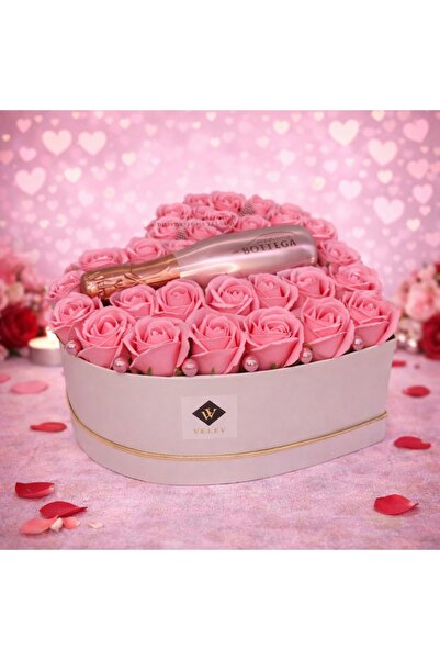 velve Aranjament floral Gold Rose, cutie inima cu trandafiri de sapun si Pros...