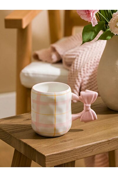 LC Waikiki كوب سيراميك منقوش باللون الوردي بمقبض على شكل فيونكة من Lcw Home س...