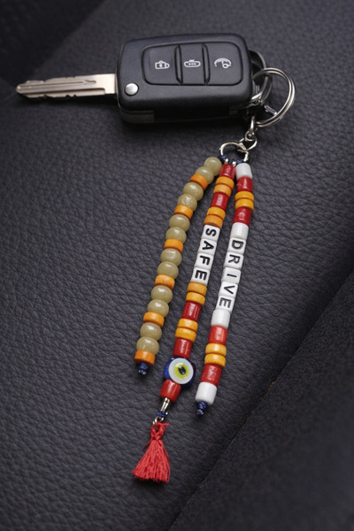 Handmade سلسلة مفاتيح مصنوعة يدويًا بعبارة "Drive Safe"