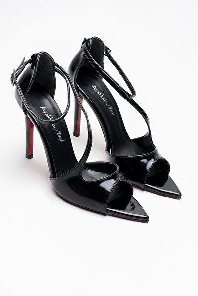 Ayakkabı Ateşi حذاء نسائي ذو كعب رفيع وحزام متقاطع من الجلد الأسود اللامع من ...